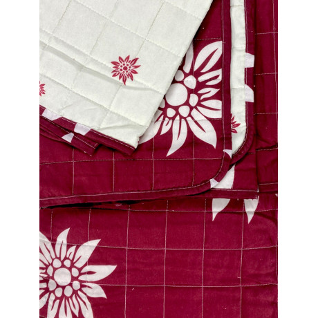 Dettaglio copriletto Edelweiss rosso con retro panna e motivo coordinato