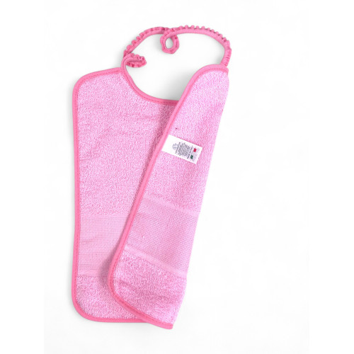 Etichetta made in Italy sul bavaglino rosa in spugna assorbente