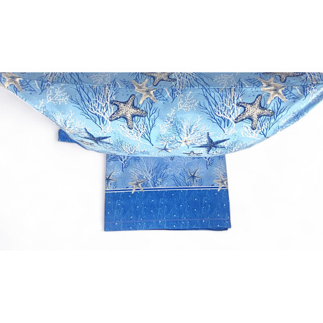 Blaues Leinenset mit Seesternen und Korallen – Blick auf das Doppelbett