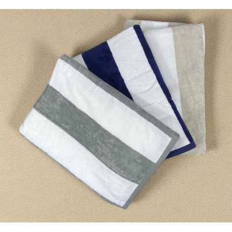 Serviette de plage pliée, style Forte dei Marmi, élégante et raffinée