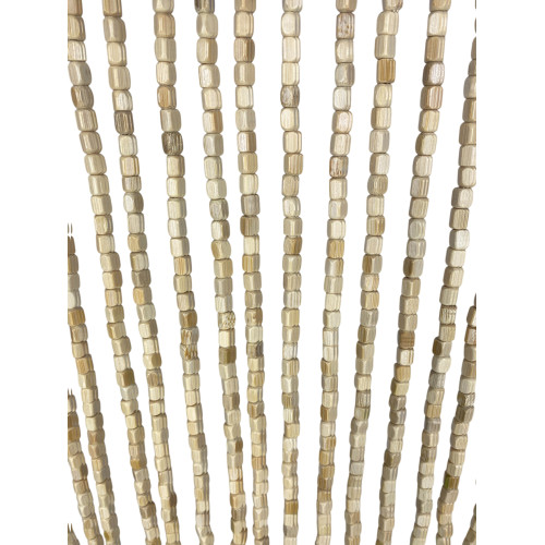 Glands décoratifs en bois à la base du rideau beige