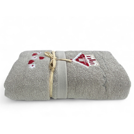 Serviette tyrolienne taupe avec décorations de cœur rouge et edelweiss