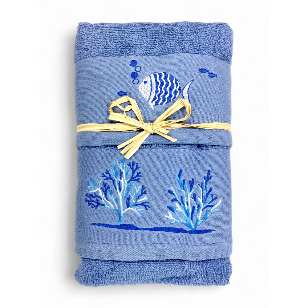 Serviette bleue avec poissons et coraux brodés - 100 % coton éponge Serviette bleue avec poissons et coraux brodés - 100 % coton éponge