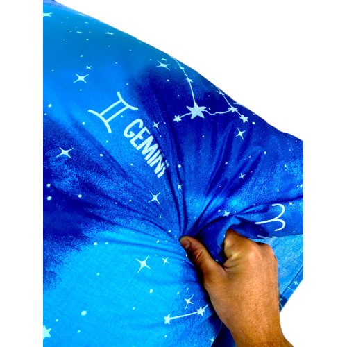 Tissu 100 % coton bleu avec des constellations et des signes mystiques